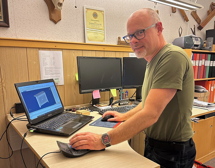 Anders Lindell, ägare till Enköpings Snickeri AB, arbetar vid sin laptop som visar TopSolid Wood och ett elementskydd som företaget konstruerat. Bilden är tagen i snickeriet i Enköping.